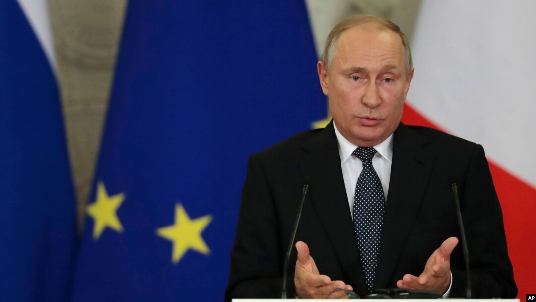 Tổng thống Nga Vladimir Putin phát biểu trong một cuộc họp báo chung với Thủ tướng Ý Giuseppe Conte (không có trong hình) tại Điện Kremlin ở Moscow, ngày 24 tháng 10, 2018. 