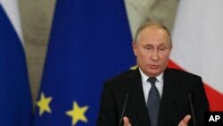 Predsednik Rusije Vladimir Putin govori na konferenciji za novinare sa italijanskim premijerom Đuzepeom Konteom, 25. oktobar 2018.