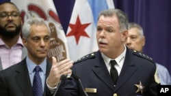 En esta foto del 24 de noviembre de 2015 se ve al jefe policial de Chicago, Garry McCarthy, (derecha) junto al alcalde Rahm Emmanuel.
