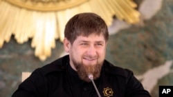 L'homme fort de la Tchétchénie, Ramzan Kadyrov, s'adresse à des journalistes à Grozny, le 28 décembre 2015. (AP Photo/Musa Sadulaayev, File)