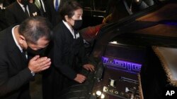 Lee Soon-ja, istri mantan diktator Chun Doo-hwan, mengamati peti jenazah mendiang suaminya dalam prosesi pemakaman di Seoul (27/11). 