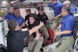 فضانوردان حاضر در ایستگاه فضایی بین المللی از فضانوردان از راه رسیده      استقبال می‌کنند (۲۴ آوریل ۲۰۲۱)