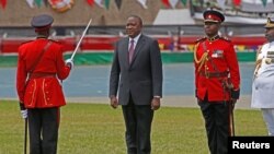 Uhuru Kenyatta akimaliza kukagua gwaride kabla ya kula kiapu kiwanjani Kasarani Nairobi.