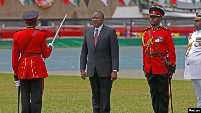 Uhuru Kenyatta akimaliza kukagua gwaride kabla ya kula kiapu kiwanjani Kasarani Nairobi.