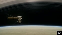 美国宇航局(NASA)2017年4月公布的短片《卡西尼高潮大结局》截图显示探测器位于土星和最内侧的土星环之间。