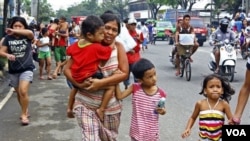 Warga bergegas pindah ke tempat yang lebih tinggi setelah mendengar akan adanya tsunami di provinsi Cebu dan beberapa tempat lainnya di Filipina pasca gempa (6/2).