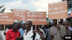 Warga Rwanda memrotes film dokumenter BBC tentang genosida di negaranya (22/10).