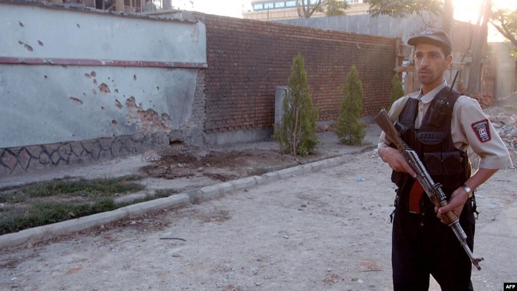 Сотрудник афганских сил безопасности рядом со зданием посольства Канады в Кабуле. Архивное фото.