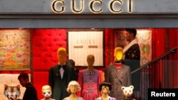 Lambang Gucci terlihat di sebuah toko di Paris, Perancis, 18 Desember 2017. (REUTERS/Charles Platiau)