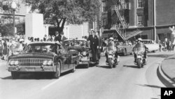 肯尼迪總統座駕1963年11月22日在達拉斯市行駛。（資料圖片）