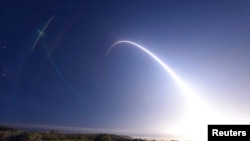 Arhivska fotografija nenaoružane Minuteman III interkontinentalne balističke rakete lansirane tokom testa operativnosti u vazduhoplovnoj bazi Vandenberg 25 februara 2016. (REUTERS/Kyla Gifford/U.S. Air Force Photo/Handout via Reuters)
