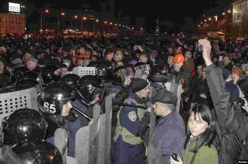 Police block pro-Russian protesters near the regional administrative building in Kharkiv, Ukraine, April 6, 2014. 