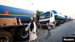 Des camions sont stationnés le long d'une route à Djebonoua, près de Bouaké, alors que des soldats mécontents mutinent, réclamant des augmentations de salaire, en Côte d'Ivoire, 6 janvier 2017. 