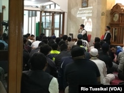 Wakil Ketua DPRD Bandung, Erwin Senjaya, berbicara dalam kesempatan yang sama dan dikenalkan sebagai 'praktisi poligami'. (VOA/Rio Tuasikal)