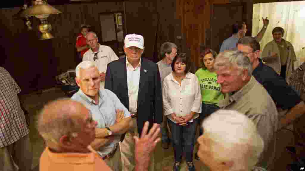 Donald Trump, et Mike Pence, écoutent des victimes (Jimmy et Olive Gordan) qui ont vu leur maison endommagée par les inondations à Denham Springs, le 19 août 2016.