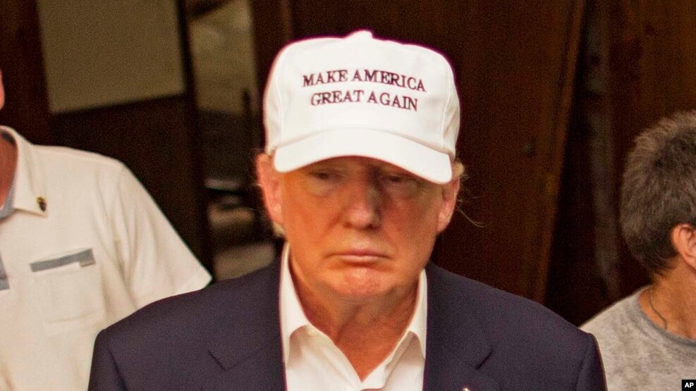 Donald Trump, président élu des Etats-Unis, est coiffé d’une casquette lors d’une visite à Denham Springs, La., 19 août 2016.