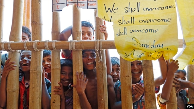 Rohingya children look into the makeshift classroom at Camp 4 in Cox's Bazar, Bangladesh Mar. 29, 2019. (Hai Do/VOA)