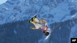 အမေရိကန်ပြည်ထောင်စုက Sage Kotsenburg ဆောင်းရာသီ အိုလံပစ်ပြိုင်ပွဲမှာ snowboard slopestyle ကို ယှဉ်ပြိုင်စဉ်။ (ဖေဖော်ဝါရီ ၈၊ ၂၀၁၄)
