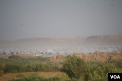 In the surrounding countryside, refugee camps are quickly filling up as construction workers race to build more in Khazir, Iraq, Nov. 9, 2016. (H.Murdock/VOA)