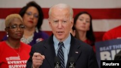 រូបឯកសារ៖ លោក Joe Biden អតីតអនុប្រធានាធិបតី និងបេក្ខជនប្រធានាធិបតីនៃគណបក្សប្រជាធិបតេយ្យ ថ្លែងនៅក្នុងយុទ្ធនាការរកសំឡេងឆ្នោត នៅទីក្រុង Columbus រដ្ឋ Ohio កាលពីថ្ងៃទី១០ ខែមីនា ឆ្នាំ២០២០។ 