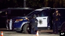 Polisi memperhatikan target setelah penembakan fatal di Festival Gilroy Garlic di Gilroy, California, 28 Juli 2019. (Foto: AP)