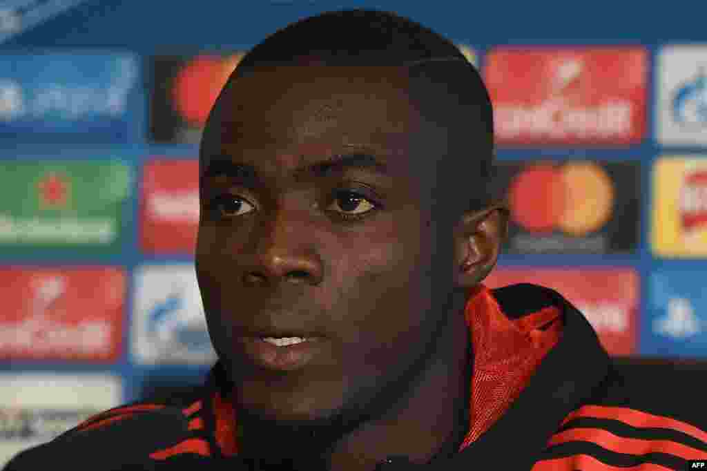 Le défenseur ivoirien de Manchester United Eric Bailly assiste à une conférence de presse à Old Trafford à Manchester, dans le nord-ouest de l'Angleterre, le 30 octobre 2017.