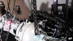 墨西哥国家核安全保障委员会在2013年12月4日展示存留的高放射性储存器的另外一个部分。