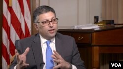 The Trump administration's top antitrust regulator, Makan Delrahim, speaks with VOA Persian about the protests in Iran, in this screenshot from video, Jan. 5, 2018. (Hans Cho, Kevin Nha, VOA Persian)