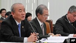 6일 한국 국회 외교통상통일위원회 전체회의에서 질문에 답하는 류우익 통일부장관 (왼쪽)