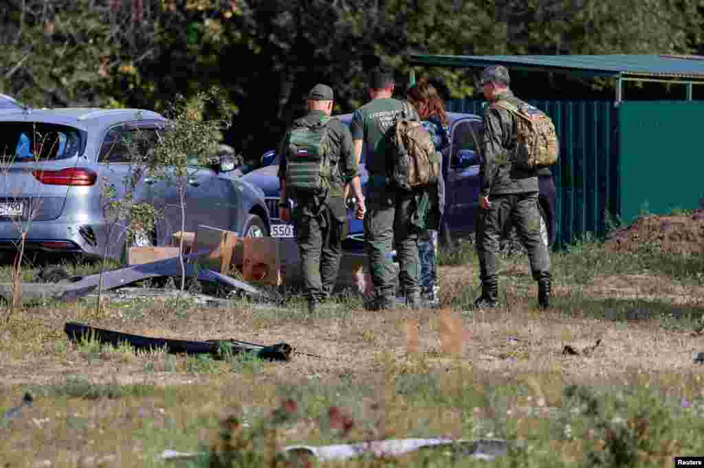  Investigadores trabajan en el patio de un edificio residencial tras un ataque con drones ucranianos, en Ramenskoye, en la región de Moscú, Rusia, el 10 de septiembre. (Reuters/Maxim Shemetov)