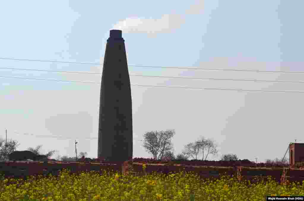 اینٹوں کے اس بھٹے سے گاؤں کے پکے مکانوں کی ضرورت پوری ہوتی ہے۔