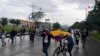 Bajo la lluvia, colombianos marchan por una vía de la capital Bogotá, protestando una impopular propuesta de reforma tributaria. Domingo 2 de mayo de 2021.