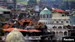 Bangunan dan rumah yang rusak terlihat saat pasukan pemerintah melanjutkan serangan mereka terhadap gerilyawan dari kelompok Maute, yang telah mengambil alih sebagian besar Kota Marawi, Filipina, 22 Juni 2017. (REUTERS/Romeo Ranoco).