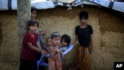 Anak-anak pengungsi Rohingnya duduk bersama di kamp pengungsi Kutupalong, Bangladesh, 19 November 2017. (Foto: dok). 