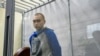 被控違反戰爭法規的21歲的俄羅斯軍人希希馬林在基輔出庭。(2022年5月18日)
