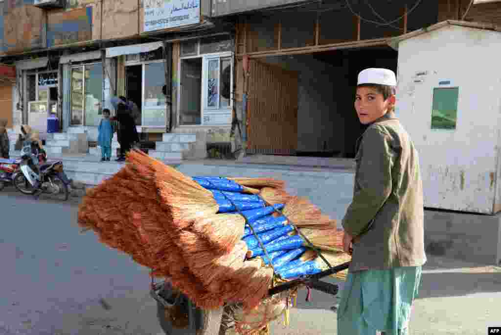 Tirikchilik qilayotgan o'spirin. Qandahor, Afg'oniston.&nbsp;