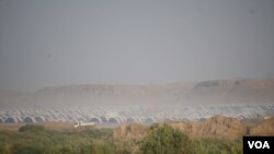 Dans la campagne irakienne, les camps de réfugiés sont construits très vite, à Khazir, Irak, le 9 novembre 2016. (H.Murdock/VOA)