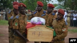 Des soldats transportent le cercueil d’un des sept membres des forces de sécurité tués dans une attaque à la bombe dans l'est du Burkina Faso, à Ouagadougou, le 31 août 2018.