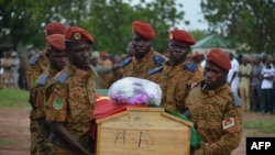 Des soldats transportent le cercueil d’un des sept membres des forces de sécurité tués dans une attaque à la bombe dans l'est du Burkina Faso, à Ouagadougou, le 31 août 2018.