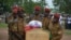 Des soldats transportent le cercueil d’un des sept membres des forces de sécurité tués dans une attaque à la bombe dans l'est du Burkina Faso, à Ouagadougou, le 31 août 2018.