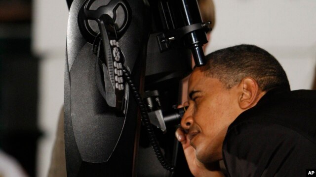 El presidente Barack Obama mirando por un telescopio durante el primer evento astronómico en el jardín sur de la Casa Blanca, en 2009.

