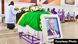 Sanduku lililohifadhi mwili wa aliyekuwa Rais wa Tanzania, John Pombe Magufuli