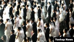 30일 서울 송파구 올림픽공원 핸드볼경기장에서 열린 북한 이탈주민 100쌍 합동결혼식에서 신랑 신부가 혼인서약을 하고 있다.