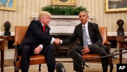 Presiden AS Barack Obama (kanan) saat menerima Presiden terpilih Donald Trump di Gedung Putih, 10 November lalu (foto: dok). 