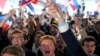 Pristalice stranke Marin Le Pen slave pobjedu na izborima. (Foto: AP/Lewis Joly)