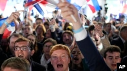 Pristalice stranke Marin Le Pen splave pobjedu na izborima (Foto: AP/Lewis Joly)