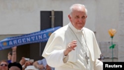 El papa Francisco divulgó junto con su antecesor Benedicto XVI, la encíclica "La luz de la fe", que defiende la familia y recupera valores tradicionales de la Iglesia.