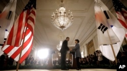 미국 바락 오바마 대통령(왼쪽)과 한국 박근혜 대통령이 7일 백악관에서 공동기자회견을 마친 후 악수를 나누고 있다.
