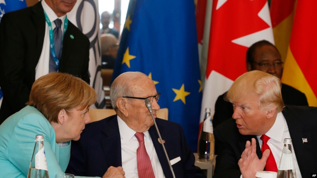 Presiden Amerika Serikat Donald Trump (kanan) dan Kanselir Jerman Angela Merkel (kiri) berbicara dengan Presiden Tunisia Beji Caid Essebsi (tengah) saat menghadiri pertemuan meja bundar pemimpin G7 di Hotel San Domenico di Taormina, Italia, 27 Mei 2017.