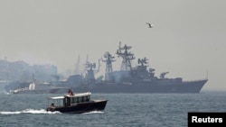 一艘土耳其海岸警卫队船监送俄罗斯驱逐舰斯梅特利维号通过博普斯普鲁斯海峡(7月11日)